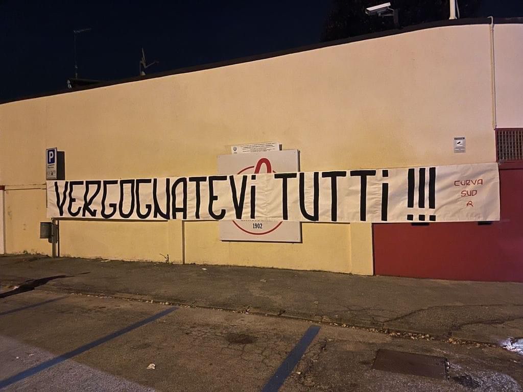 La Curva Sud prende posizione: VERGOGNATEVI TUTTI!!!